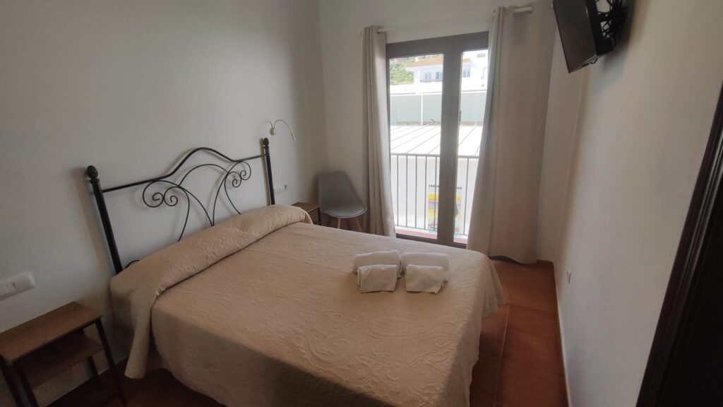 Habitación Doble con Cama de Matrimonio y Balcón a Avenida