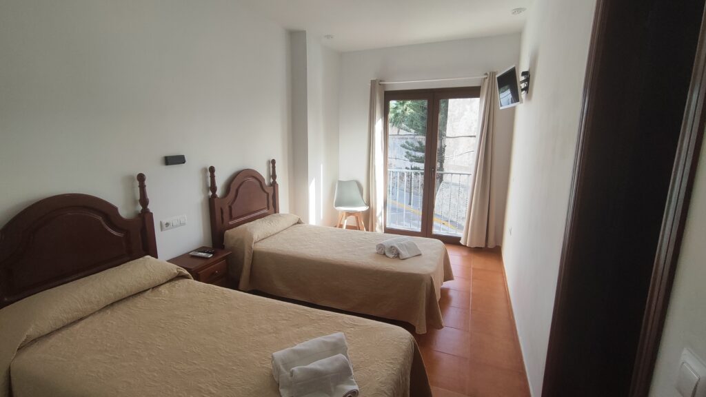 Habitación Doble con Dos Camas Individuales y Balcón a Avenida (11, 12 y 14)