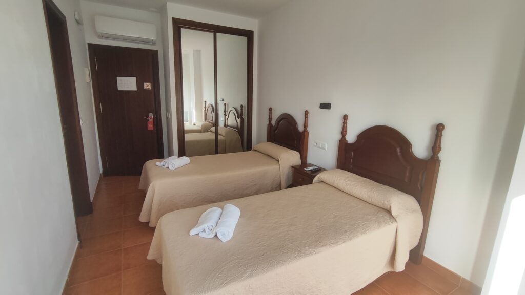 Habitación Doble con Dos Camas Individuales y Balcón a Avenida (11, 12 y 14)