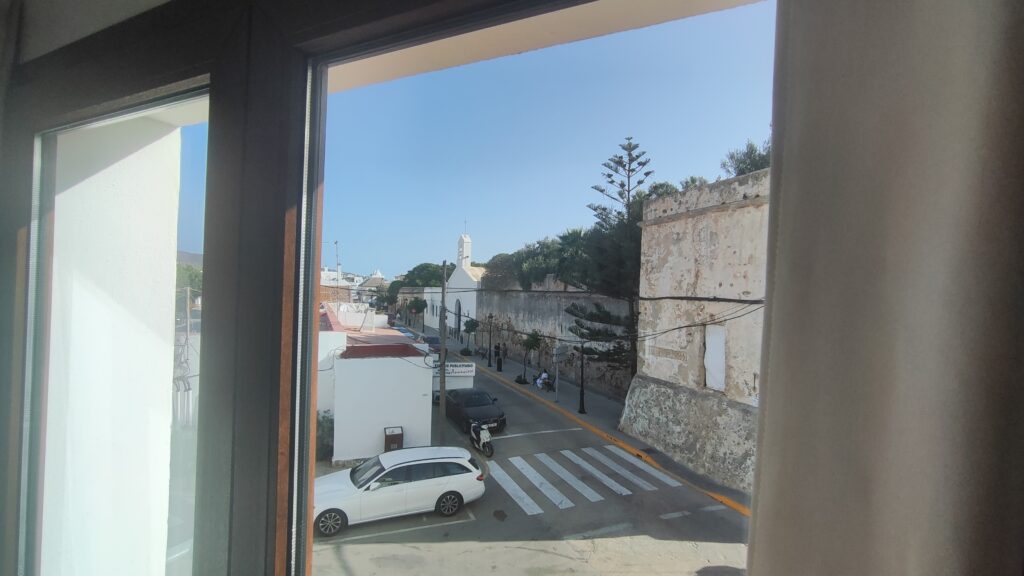 Habitación Doble con Dos Camas Individuales y Balcón a Avenida (11, 12 y 14)