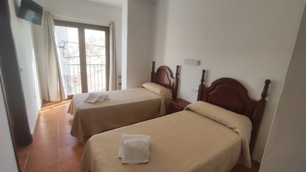 Habitación Doble con Dos Camas Individuales y Balcón a Avenida (11, 12 y 14)