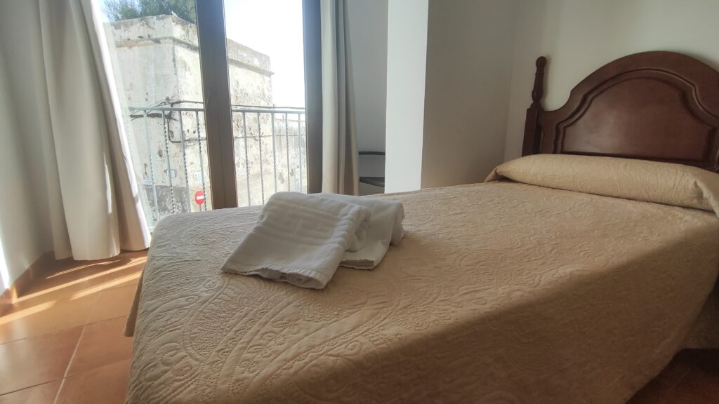 Habitación Doble con Dos Camas Individuales y Balcón a Avenida (11, 12 y 14)