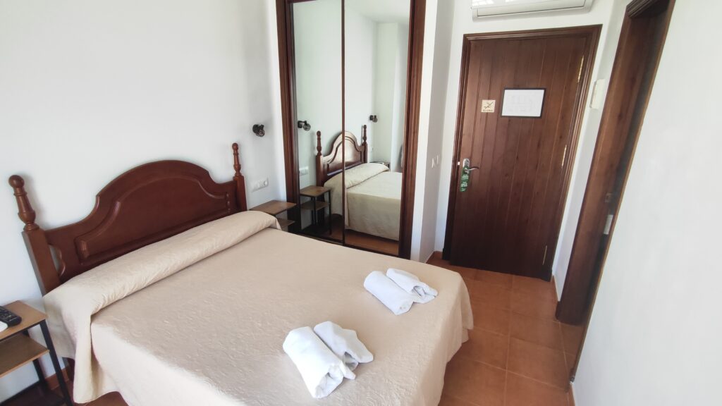 Habitación Doble con Cama de Matrimonio y Balcón a Peatonal (15, 16 y 17)