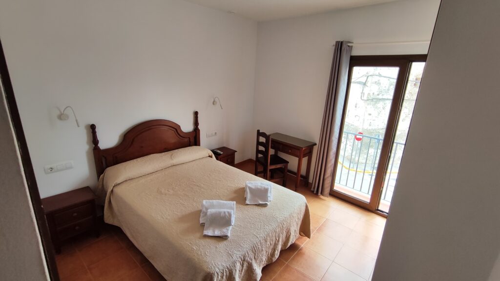 Habitación Doble con Cama de Matrimonio y Balcón a Avenida (13)