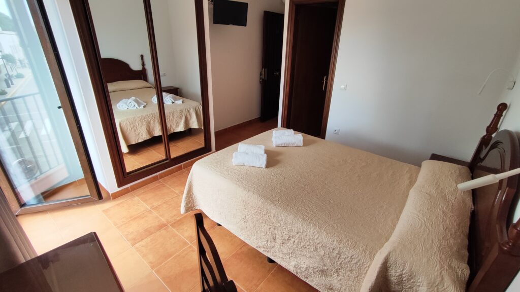 Habitación Doble con Cama de Matrimonio y Balcón a Avenida (13)