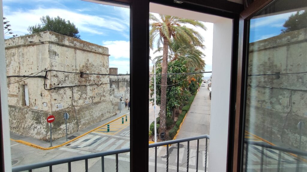 Habitación Doble con Cama de Matrimonio y Balcón a Avenida (13)