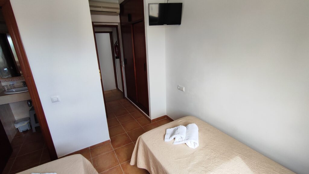 Habitación Doble Pequeña con Dos Camas Individuales y Ventanal a Avenida (21 y 22)