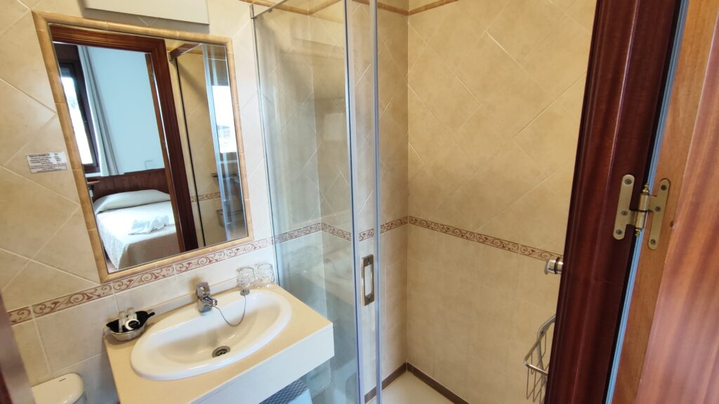 Habitación Doble Pequeña con Dos Camas Individuales y Ventanal a Avenida (21 y 22)