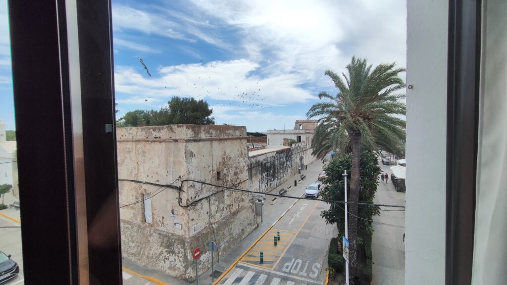 Habitación Doble Pequeña con Dos Camas Individuales y Ventanal a Avenida (21 y 22)