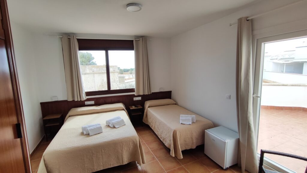 Habitación Triple con Cama de Matrimonio y Cama Individual + Terraza (23)