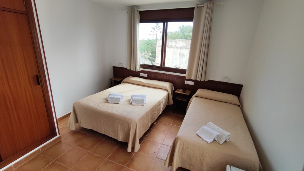 Habitación Triple con Cama de Matrimonio y Cama Individual + Terraza (23)